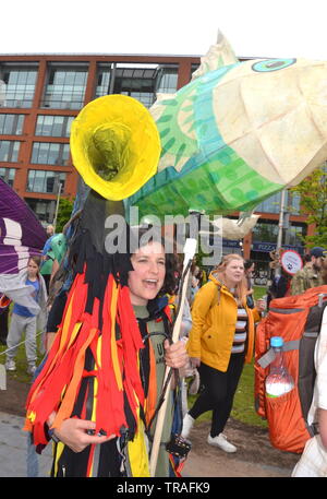 Ein 'Karneval der Tiere' Parade gegen den Klimawandel zu protestieren und Lobbying für die globale Erwärmung zu stoppen, kommt in Piccadilly, Manchester, Großbritannien, am 1. Juni 2019. Die Parade wurde von der Familie Climate Action Group organisierte bis steigend! Manchester Familien zu sensibilisieren und zu verlangen, daß Maßnahmen ergriffen werden, um die Natur zu schützen. Die Gruppe eingeladen Familien zu Manchester Art Gallery während der Herbstferien an Props für den Karneval. Stockfoto