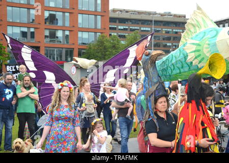 Am 1. Juni 2019 findet in Piccadilly Gardens, Manchester, Großbritannien, eine „Carnival of Creatures“-Parade statt, um gegen den Klimawandel zu protestieren und sich für Maßnahmen zur Eindämmung der globalen Erwärmung einzusetzen. Die Parade wurde von der Familien-Klimaschutzgruppe Rising Up organisiert! Manchester-Familien, um das Bewusstsein zu schärfen und zu fordern, dass Maßnahmen zum Schutz der Natur ergriffen werden. Die Gruppe lud Familien zur Manchester Art Gallery während der Semesterferien ein, um Requisiten für den Karneval zu machen. Stockfoto