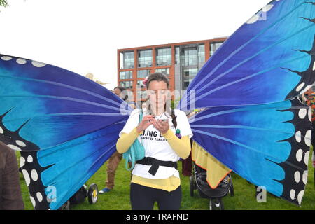 Ein 'Karneval der Tiere' Parade gegen den Klimawandel zu protestieren und Lobbying für die globale Erwärmung zu stoppen, kommt in Piccadilly, Manchester, Großbritannien, am 1. Juni 2019. Die Parade wurde von der Familie Climate Action Group organisierte bis steigend! Manchester Familien zu sensibilisieren und zu verlangen, daß Maßnahmen ergriffen werden, um die Natur zu schützen. Die Gruppe eingeladen Familien zu Manchester Art Gallery während der Herbstferien an Props für den Karneval. Stockfoto