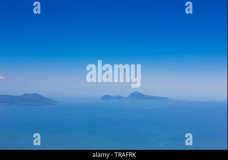 Insel von Capri und den Golf von Neapel auf den Vesuv im südlichen Italien gesehen. Stockfoto