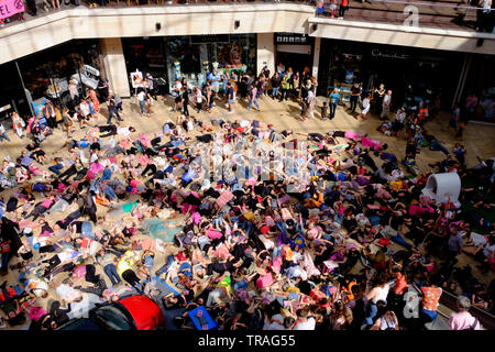 Bristol, UK, 1. Juni 2019. Aktivisten vom Aussterben Rebellion stören die Bristol Einkaufsviertel von Cabot Circus und Broadmead die Auswirkungen einweg Mode zu markieren, macht auf die Umwelt. Die Aktivisten sind Menschen ermutigen, keine neue Kleidung für ein Jahr zu kaufen. Ein sterben in inszeniert wurde in Cabot Circus Mall. Credit: Herr Standfast/Alamy leben Nachrichten Stockfoto