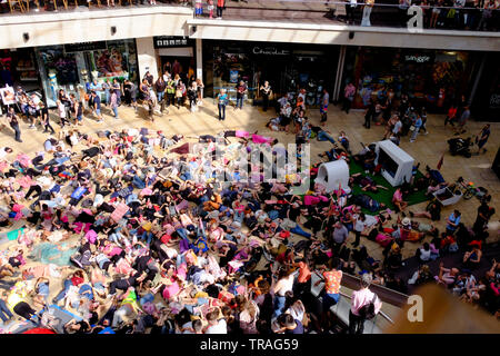 Bristol, UK, 1. Juni 2019. Aktivisten vom Aussterben Rebellion stören die Bristol Einkaufsviertel von Cabot Circus und Broadmead die Auswirkungen einweg Mode zu markieren, macht auf die Umwelt. Die Aktivisten sind Menschen ermutigen, keine neue Kleidung für ein Jahr zu kaufen. Ein sterben in inszeniert wurde in Cabot Circus Mall. Credit: Herr Standfast/Alamy leben Nachrichten Stockfoto