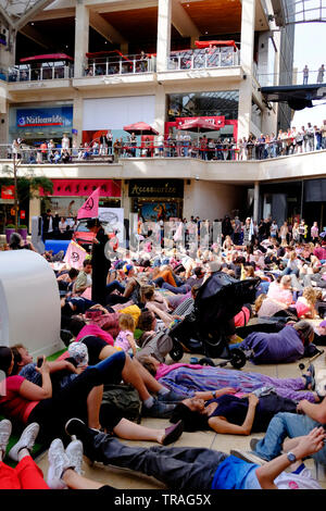 Bristol, UK, 1. Juni 2019. Aktivisten vom Aussterben Rebellion stören die Bristol Einkaufsviertel von Cabot Circus und Broadmead die Auswirkungen einweg Mode zu markieren, macht auf die Umwelt. Die Aktivisten sind Menschen ermutigen, keine neue Kleidung für ein Jahr zu kaufen. Ein sterben in inszeniert wurde in Cabot Circus Mall. Credit: Herr Standfast/Alamy leben Nachrichten Stockfoto