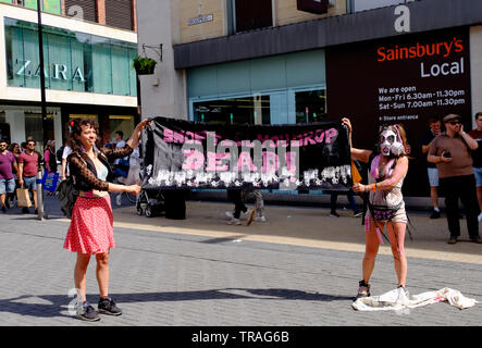 Bristol, UK, 1. Juni 2019. Aktivisten vom Aussterben Rebellion stören die Bristol Einkaufsviertel von Cabot Circus und Broadmead die Auswirkungen einweg Mode zu markieren, macht auf die Umwelt. Die Aktivisten sind Menschen ermutigen, keine neue Kleidung für ein Jahr zu kaufen. Credit: Herr Standfast/Alamy leben Nachrichten Stockfoto