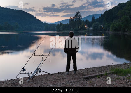 Angeln Abenteuer, Karpfen Angeln bei Sonnenuntergang Stockfoto