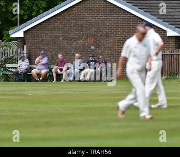 Sechs ältere Männer schauen Sie sich das Match in der Derbyshire und Cheshire League Match zwischen Kapelle en le Frith und Pott Shrigley Stockfoto