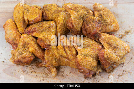 Raw Chicken Wings auf einem hölzernen Oberfläche gewürzt mit Gewürzen und brauner Zucker Stockfoto