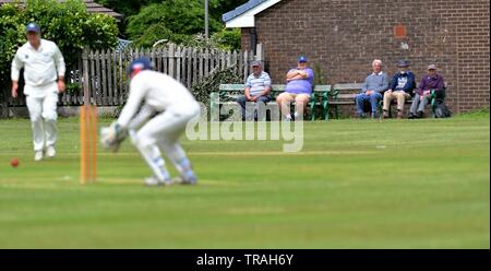 Fünf ältere Männer schauen Sie sich das Match in der Derbyshire und Cheshire League Match zwischen Kapelle en le Frith und Pott Shrigley Stockfoto