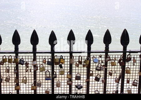 Ein Foto von 'Liebe Schlösser' auf Geländer in Tenby, Pembrokeshire, Wales, UK. Stockfoto