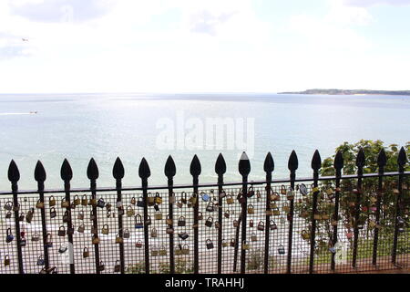 Ein Foto von 'Liebe Schlösser' auf Geländer in Tenby, Pembrokeshire, Wales, UK. Stockfoto