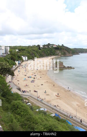 Ein Foto von North Beach, Tenby, Pembrokeshire, Wales, UK. Viele Leute am Strand genießen das warme Wetter. Stockfoto