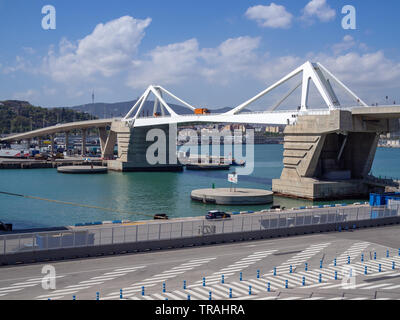BARCELONA, Spanien - 9. Mai 2019: Porta d'Europa Klappbrücke im Hafen von Barcelona von Juan Jose Arenas de Pablo Stockfoto