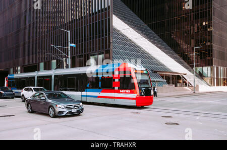 HOUSTON, Texas - 26. Mai 2019 - Öffentliche Verkehrsmittel in Houston, Texas durch elektrische Zug. Pendeln in den USA Stockfoto