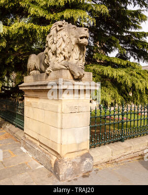 Bestimmung, einer der beiden Löwen Skulptur außerhalb der Fabrik Schule in Saltaire, Bradford, West Yorkshire Stockfoto