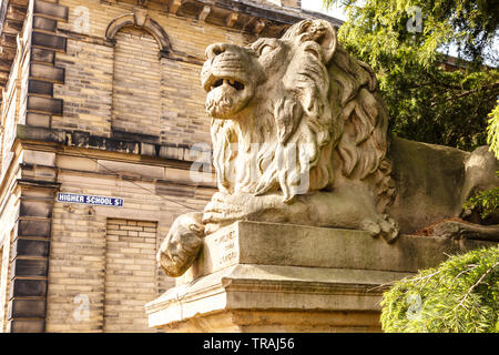 Bestimmung, einer der beiden Löwen Skulptur außerhalb der Fabrik Schule in Saltaire, Bradford, West Yorkshire Stockfoto