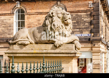 Wachsamkeit, einer der beiden Löwen Skulpturen außerhalb der Fabrik Schule in Saltaire, Bradford, West Yorkshire Stockfoto