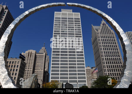 Die Detroit, Michigan Skyline wird durch Transzendieren, eine Skulptur in der Riverfront Hart Plaza als Denkmal für die Arbeiterbewegung in Auftrag gegeben. Stockfoto