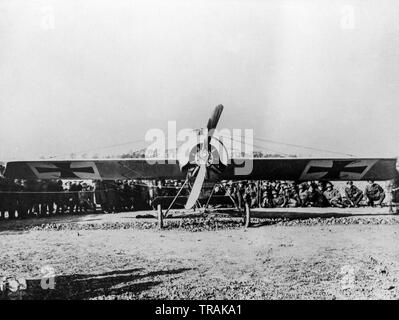 Ein Schwarz/Weiß vintage Foto während des Zweiten Weltkrieges genommen, eines deutschen Fokker E.III Fighter monoplan Flugzeuge. Das Flugzeug wird auf dem Display durch viele Zuschauer umgeben. Stockfoto