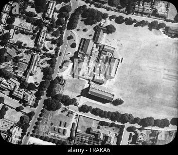 Eine schwarze und weiße Luftbild am 21. Juni 1921 Übersicht Cheltenham College und die Umgebung, in Gloucestershire, England. Stockfoto