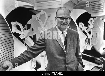 ARTHUR C. Clarke auf Satz 2001: A Space Odyssey Regie 1968 Stanley Kubrick Drehbuch Arthur C. Clarke und Stanley Kubrick candid während der Dreharbeiten Stanley Kubrick Productions/Metro Goldwyn Mayer Stockfoto