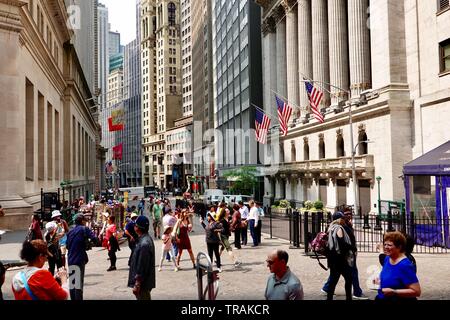 Touristen schwärmen die Broad Street Plaza vor der New York Stock Exchange auf einem Juni morgen, Lower Manhattan, New York, NY, USA Stockfoto