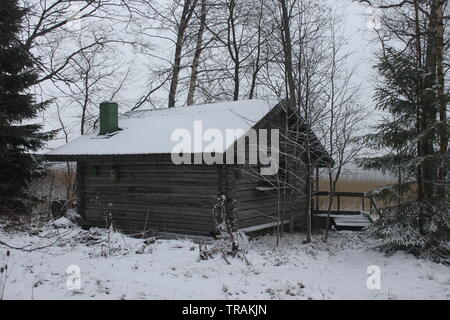 Traditionelle altmodische sauna Blockhaus in Finnland im Winter mit Schnee Stockfoto