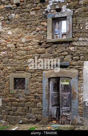 Abruzzen. verlassenes Haus mit Sandstein Mauern in Campotosto Dorf Stockfoto