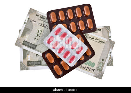 Medizin mit Indischen Rupien auf weißem Hintergrund Stapel Stockfoto