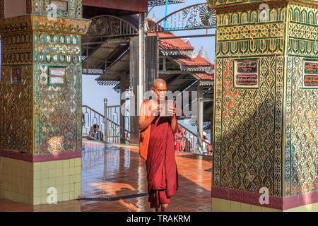 Ein Mönch in Su Taung-pagode, Mandalay Stockfoto