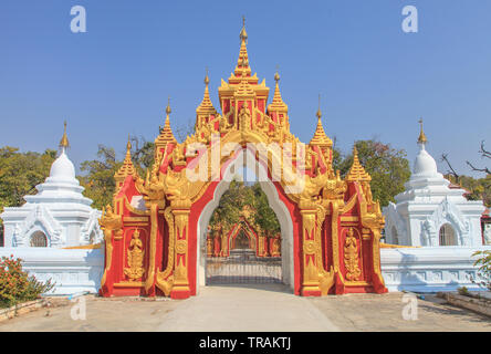 Eingang der Kuthodaw Pagode Stockfoto