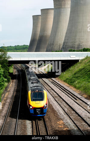 East Midlands Class 222 Meridian diesel Zug passiert Ratcliffe Power Station, Nottinghamshire, England, Großbritannien Stockfoto