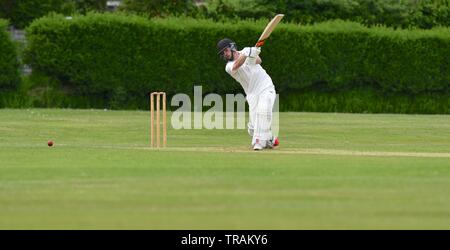 Ein Pott Shrigley Batsman in Aktion während der Derbyshire und Cheshire League Match zwischen Kapelle en le Frith und Pott Shrigley Stockfoto