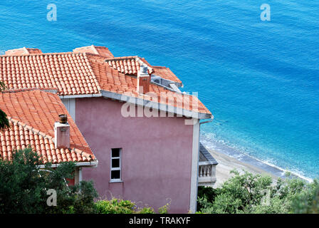 Große farbige Haus am Strand Stockfoto