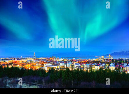 Blick auf die Northern Light aus dem Stadtzentrum in Reykjavik, Island. Stockfoto