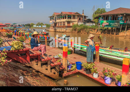 Blumenverkäufer im Tempel Eingang, Inle Lake Myanmar Stockfoto