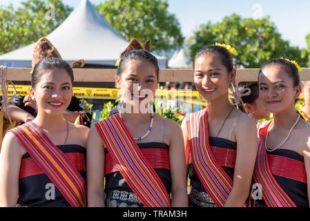 Gruppe Porträt der Kadazan Dusun junge Mädchen in traditioneller Kleidung von Kota belud Bezirk während der Ebene Erntefest im KDCA, Kota Kinabalu, Stockfoto