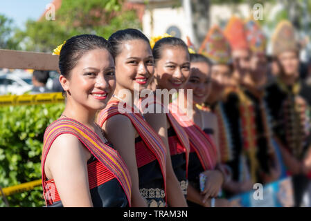 Porträts der Kadazan Dusun junge Mädchen in traditioneller Kleidung von Kota belud Bezirk während der Ebene Erntefest im KDCA, Kota Kinabalu, Saba Stockfoto