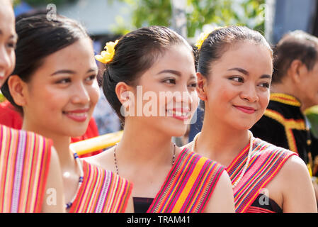 Porträts der Kadazan Dusun junge Mädchen in traditioneller Kleidung von Kota belud Bezirk während der Ebene Erntefest im KDCA, Kota Kinabalu, Saba Stockfoto