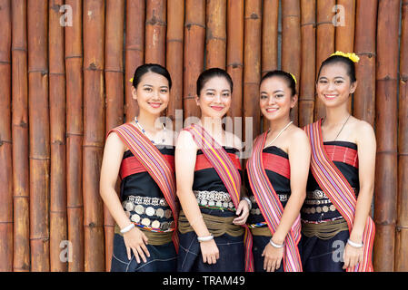 Gruppe Porträt der Kadazan Dusun junge Mädchen in traditioneller Kleidung von Kota belud Bezirk während der Ebene Erntefest im KDCA, Kota Kinabalu, Stockfoto