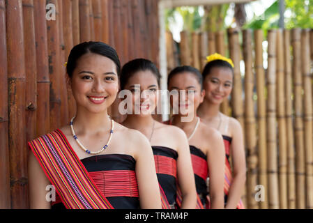 Porträts der Kadazan Dusun junge Mädchen in traditioneller Kleidung von Kota belud Bezirk während der Ebene Erntefest im KDCA, Kota Kinabalu, Saba Stockfoto