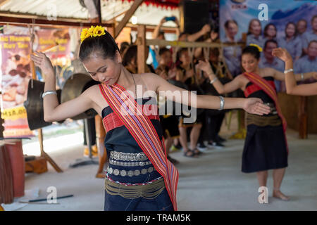 Schöne junge Mädchen von Kota belud Kadazan Dusun ethnischen traditionellen Tanz während der staatlichen Ebene Erntefest im KDCA, Kota Kinabalu, Sab Stockfoto