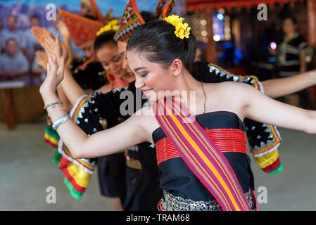 Schöne junge Mädchen von Kota belud Kadazan Dusun ethnischen traditionellen Tanz während der staatlichen Ebene Erntefest im KDCA, Kota Kinabalu, Sab Stockfoto