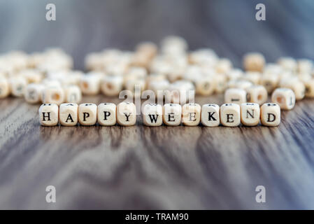Schönes Wochenende Gruß auf Holzblöcken. Stockfoto