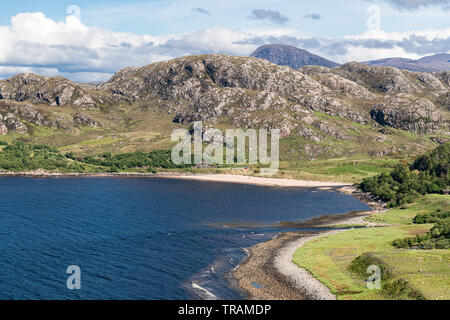 Ein Sommertag am Meer und Strand in Gruinard Bay in Wester Ross, Highlands, Schottland. 27. Mai 2019 Stockfoto