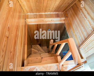 Hölzerne Wendeltreppe aus dem zweiten Stock auf den ersten Stockfoto