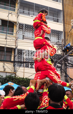 Bangkok, 16. Februar 2018 - Thailands größte chinesische Neujahrsfest in Bangkoks Chinatown auf Yaowarat Road, mit kulturellen zeigt und Spaß p Stockfoto