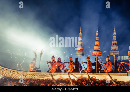 Amphorn Satharn Villa Bangkok Thailand Dezember 2018 Royal Barge Suphannahong Garuda ist für spielen Die perfermance im Winter Festival in Bangkok P angezeigt Stockfoto