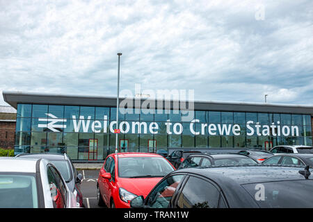 Eingang und Willkommen im Bahnhof Crewe, Cheshire Crewe, Großbritannien Stockfoto