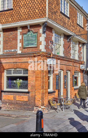 Die Glocke&Crown Pub wurde zuerst 1862 von Thomas Newman lizenziert. Stockfoto