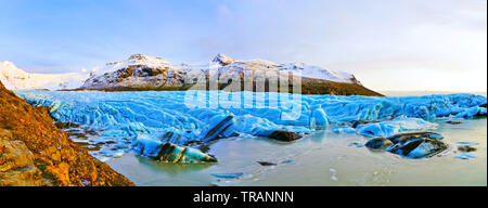 Blick auf Svinafellsjokull Gletschers Vatnajökull National Park in Island bei Sonnenuntergang. Stockfoto